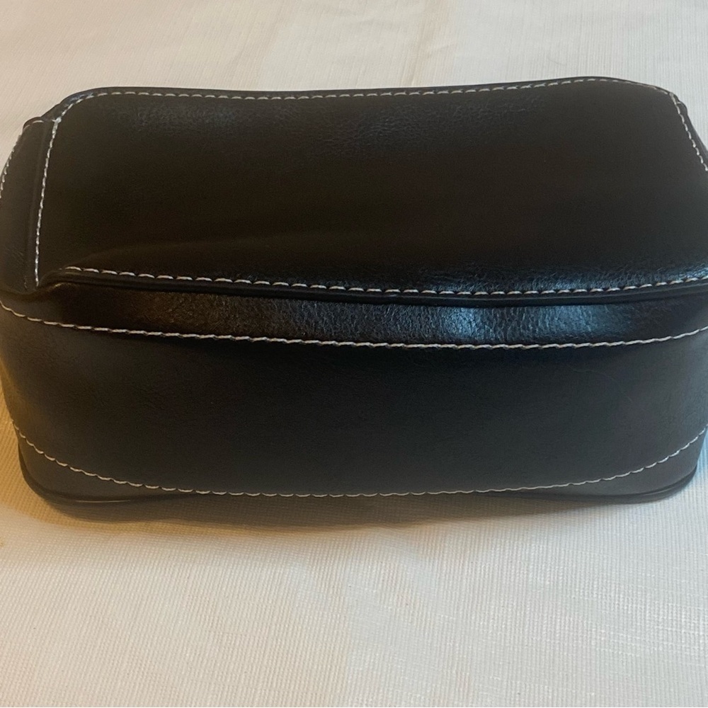 Elegant Black Crossbody Bag with Gold Bee Accent - Picture 4 of 10